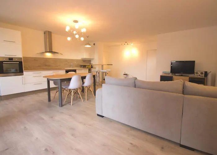 Les Pins Center - 6 People Appartement *